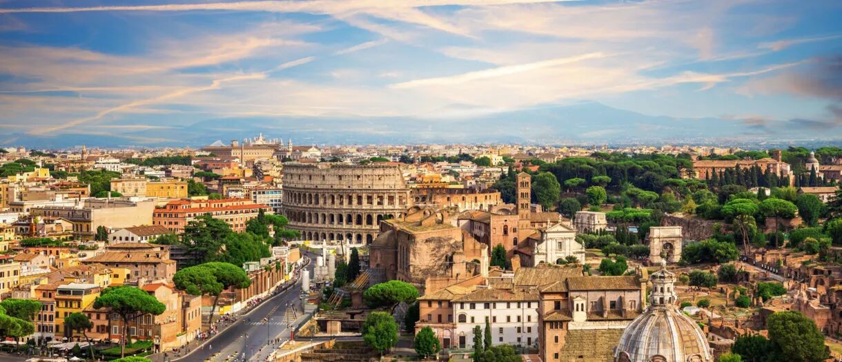 Panoramisch uitzicht over de historische stad Rome, met het Colosseum en het Forum Romanum.