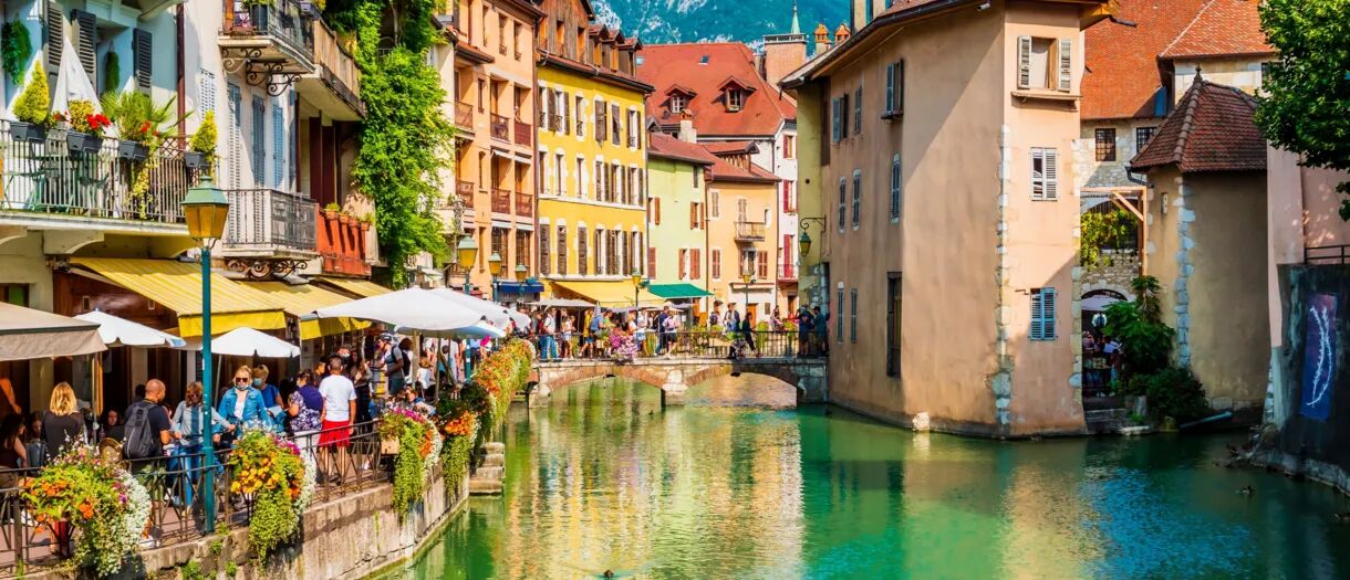 De stad Annecy met zijn kleine grachten en bloeiende bruggen.