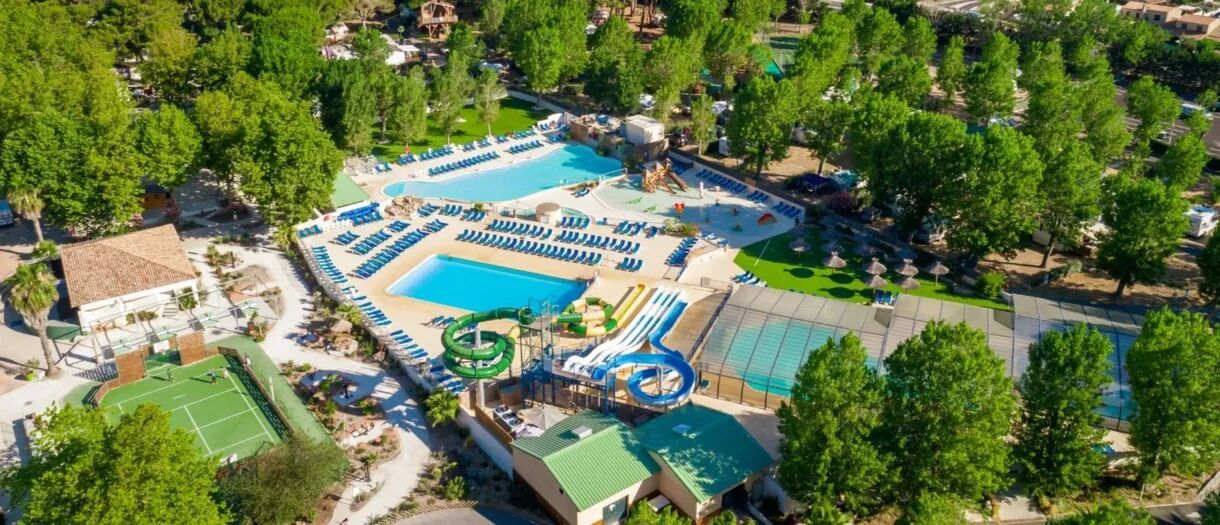 Camping Domaine de la Yole met verwarmde zwembaden.