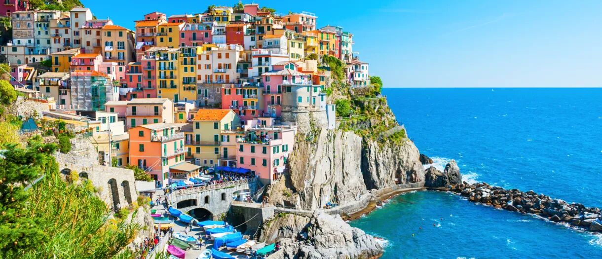 Manarola (Cinque Terre): kleurrijke huizen op steile kliffen aan zee.