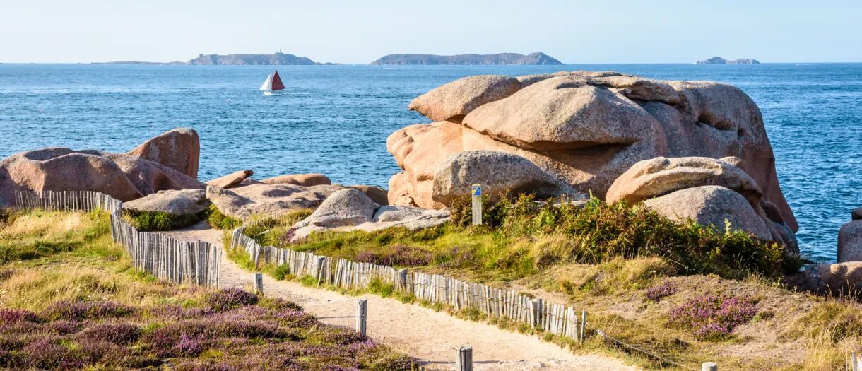 Het bekende pad Sentier des douaniers (GR34) in Bretagne.