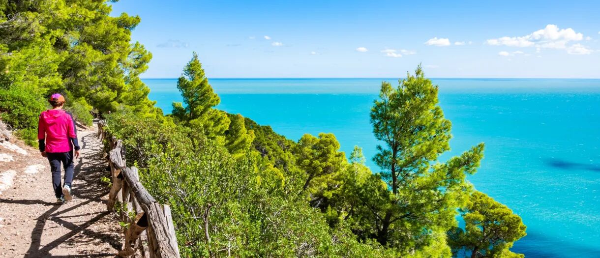 Vrouw aan het wandelen langs de Adriatische Zee in Italië.