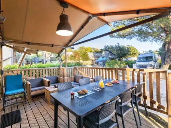 De Roan Lodgetent Premium XL beschikt over een luxe lounge hoek met comfortabele kussens.