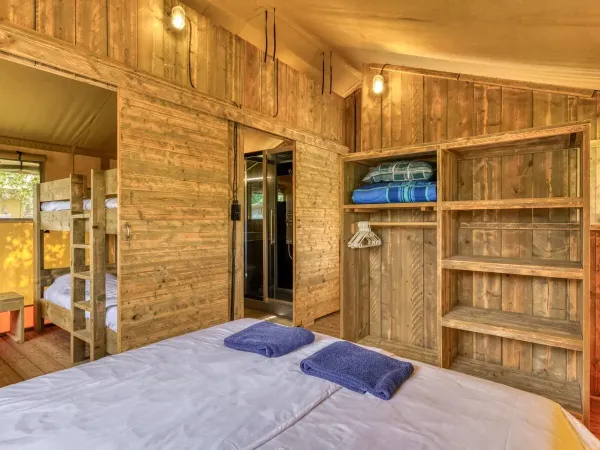 Vanuit de tweepersoonsslaapkamer zie je de kinderkamer en badkamer.