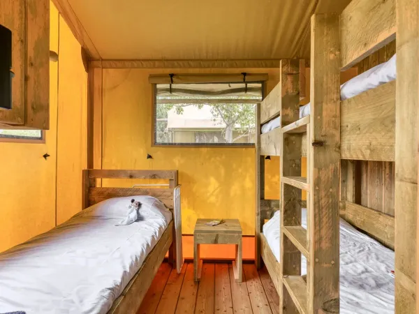 De kinderslaapkamer van de Roan Lodgetent Luxe.