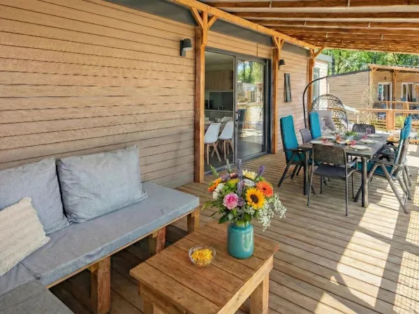 De Roan Supreme Plus Lounge veranda is geheel overdekt en beschikt over grote loungebank.