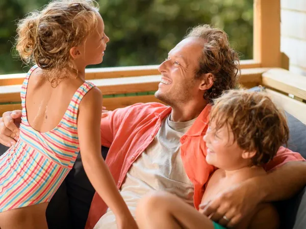 Samen genieten en lachen op de veranda.