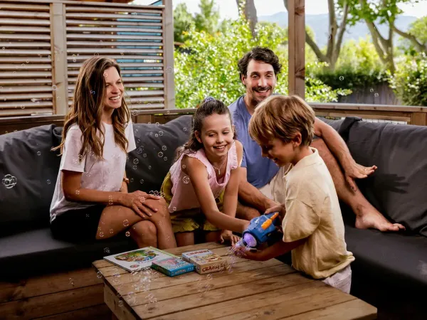 Familie geniet op de loungebank.