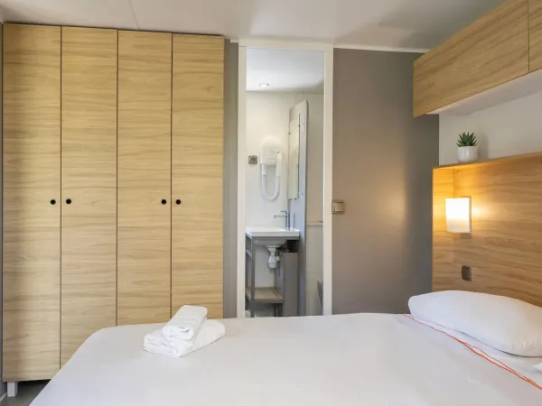 De tweepersoonsslaapkamer van de Roan stacaravan Supreme 2 badkamers.