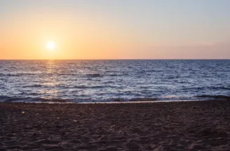 Zonsondergang aan het strand bij de Toscaanse kust.