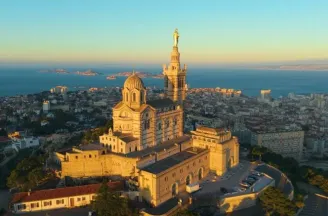 Luchtfoto van de basiliek Notre-Dame de la Garde in Marseille.
