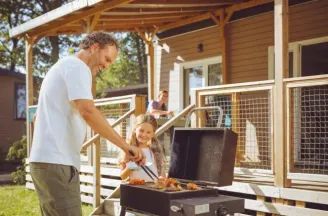 Gezin aan het barbecueën.