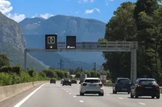 Frans verkeersbord met de witte ruit, voor carpoolers, elektrische auto's en taxi's.