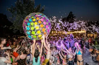 Schuimparty op camping Hu Altomincio village.