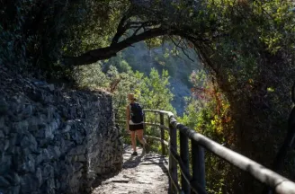 Persoon die aan het wandelen is in Cinque Terre.