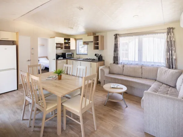 De keuken/woonkamer binnen de Comfort Lounge.