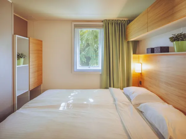 De Roan Premium Lounge slaapkamer met een tweepersoonsbed.