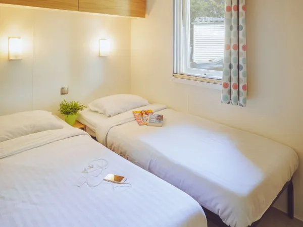 De Roan Premium Lounge slaapkamer met twee eenpersoonsbedden.