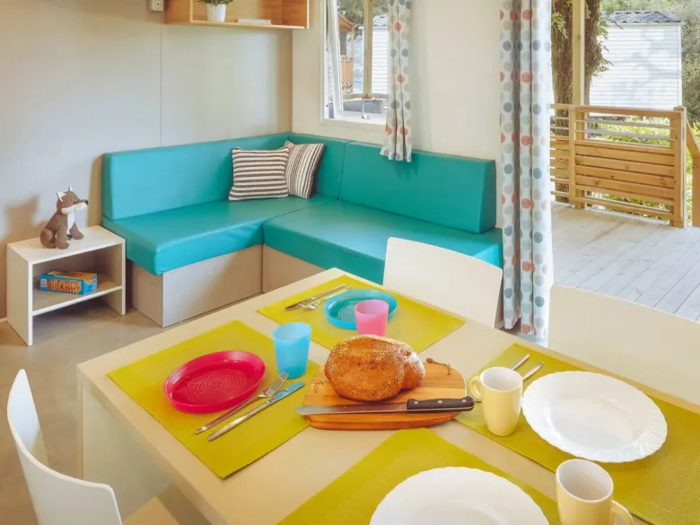 De Roan Premium Lounge woonkamer beschikt over een gezellige eettafel en hoekbank.