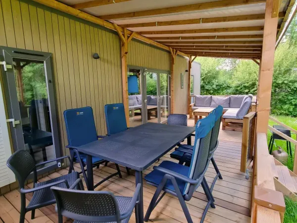 De Roan Supreme Plus Lounge veranda is geheel overdekt en beschikt over tuinset en loungebank.