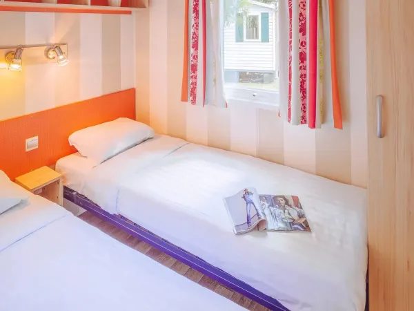 De eerste 2 éénpersoonsbedden slaapkamer binnen de Comfort Plus.