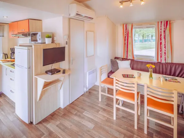 Woonkamer met eethoek van de Roan Comfort Plus Lounge.