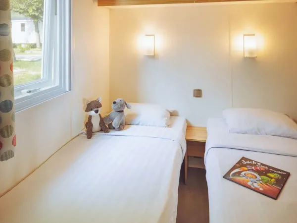 Tweede slaapkamer met twee eenpersoonsbedden van Roan Comfort Plus Lounge.