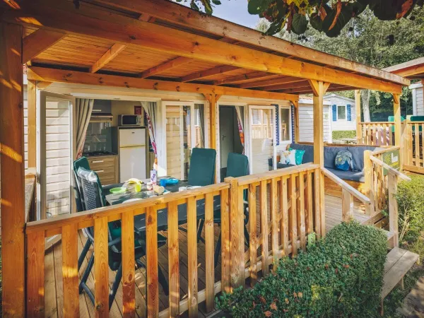 Overdekte veranda met mooie loungebank van de Roan Comfort Plus Relax.