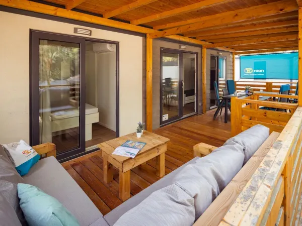 De Roan Comfort Plus Lounge veranda beschikt over een luxe loungebank.