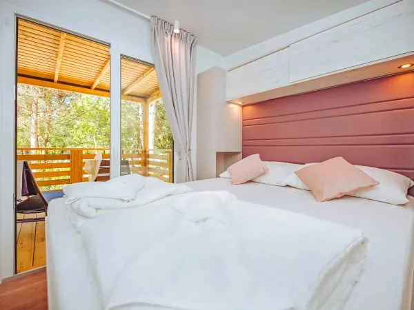 De Roan Comfort Plus Lounge slaapkamer met tweepersoonsbed.