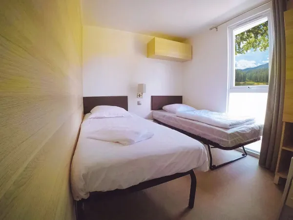 De Roan Supreme Plus Lounge slaapkamer met twee eenpersoonsbedden.