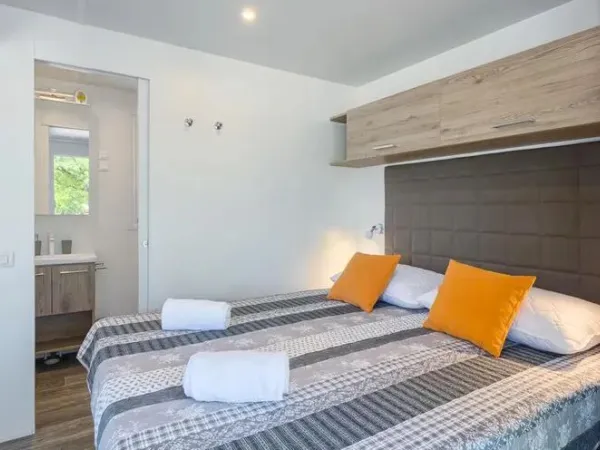 De Roan Premium Lounge slaapkamer met tweepersoonsbed.