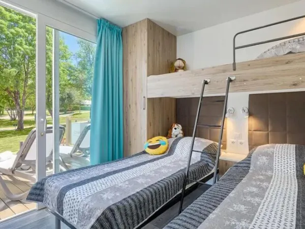 De Roan Premium Lounge slaapkamer met drie eenpersoonsbedden.