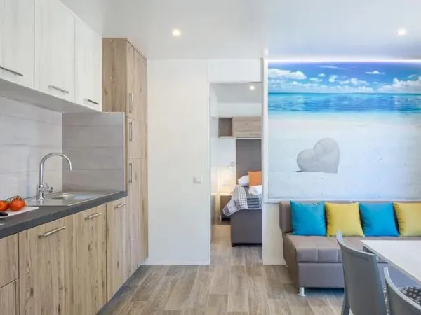 De Roan Premium Lounge woonkamer beschikt over een ruime keuken en eettafel.