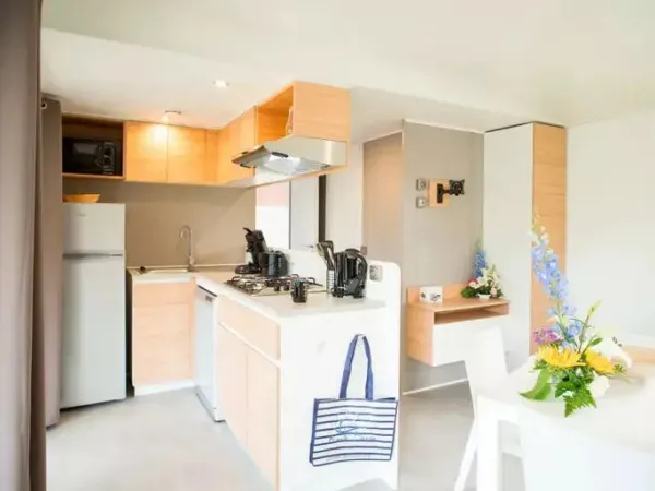 De keuken en woonkamer van de Roan stacaravan Supreme met 2 badkamers.