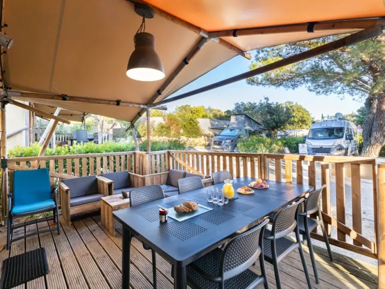 De Roan Lodgetent Premium XL beschikt over een luxe lounge hoek met comfortabele kussens.