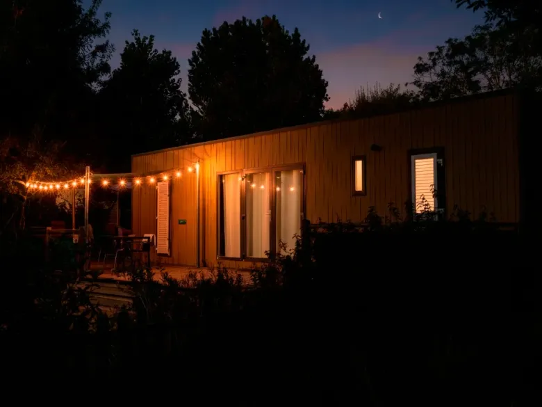 Avond sfeerbeeld van de Supreme Plus Lounge.