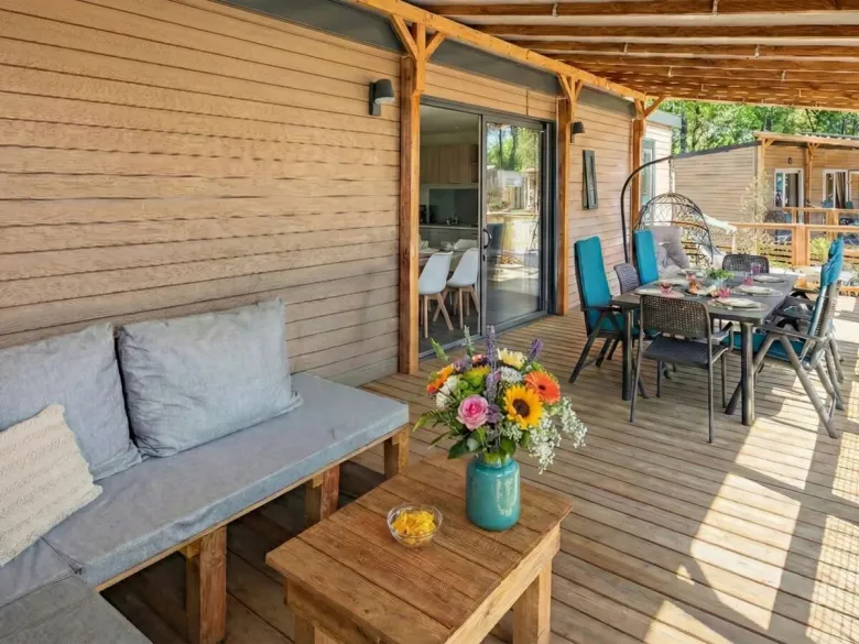 De Roan Supreme Plus Lounge veranda is geheel overdekt en beschikt over grote loungebank.