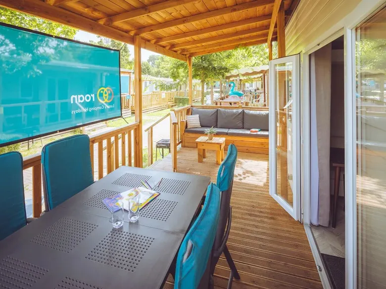 De luxe veranda van de Roan stacaravan Premium Relax.