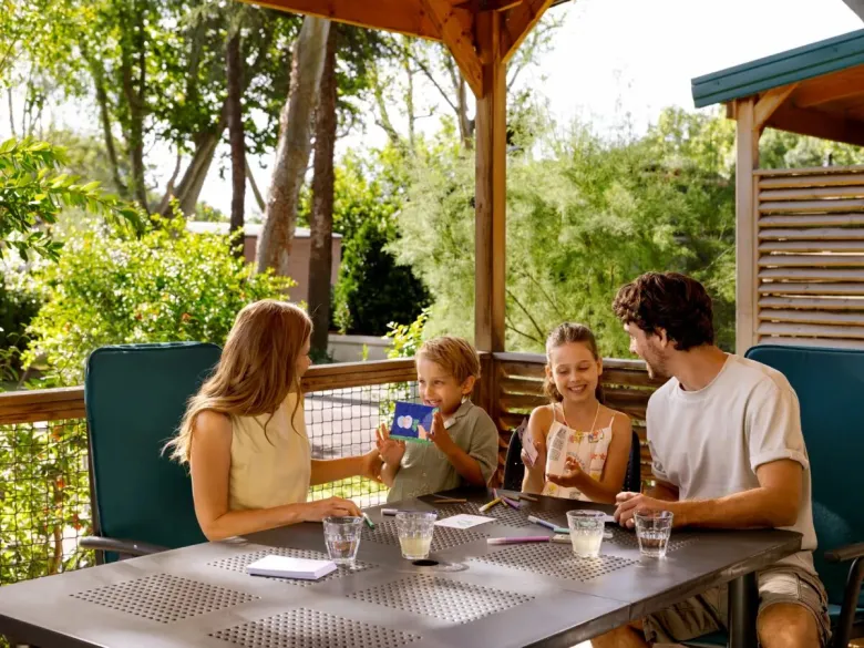 Samen genieten op de ruim overdekte veranda van de Roan Lodgetent premium XL.