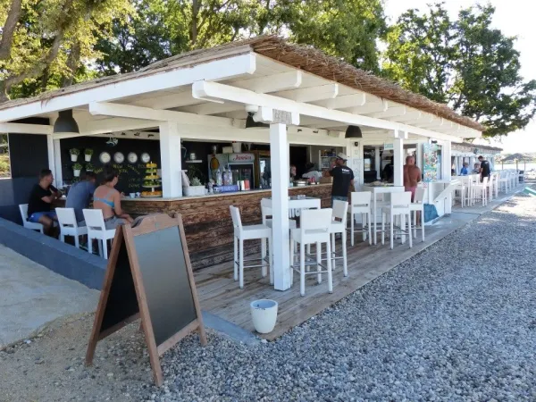 Strandbar bij Roan camping Bijela Uvala.