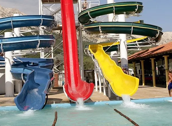 Waterglijbanen tegen betaling naast Roan camping Baška Camping Resort.