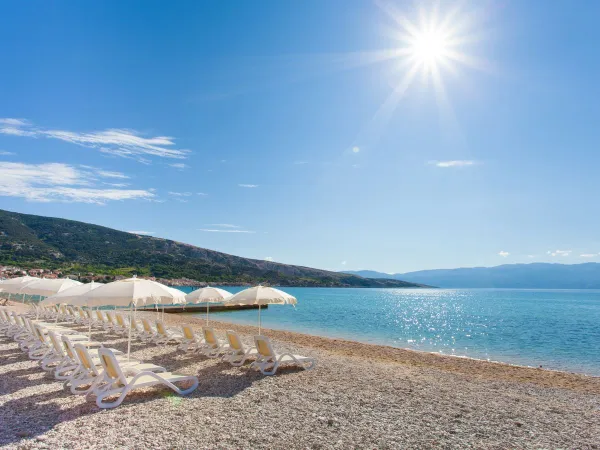 Het kiezelstrand bij Roan camping Baška Camping Resort.