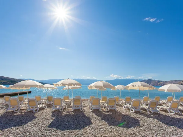 Ligbedden bij het strand van Roan camping Baška Camping Resort.