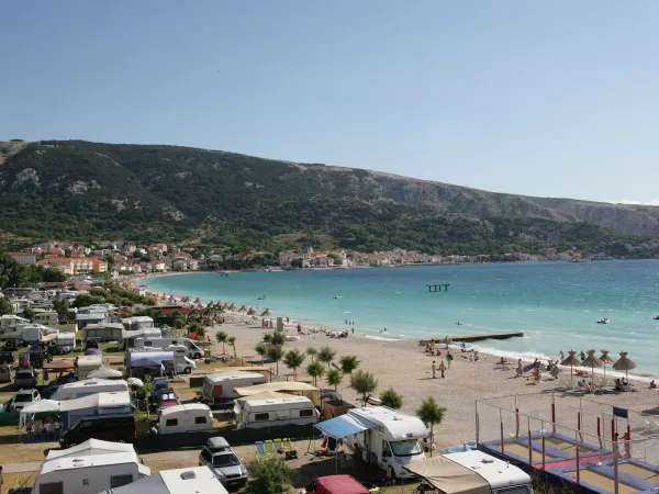 Het kiezelstrand bij Roan camping Baška Camping Resort.