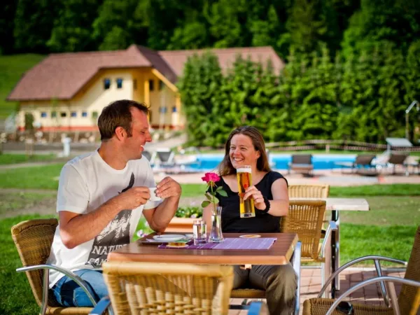 Gezellig terras bij Roan camping Bella Austria.