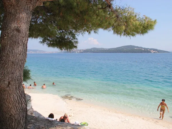 Strand en zee bij Roan camping Amadria Park Trogir.