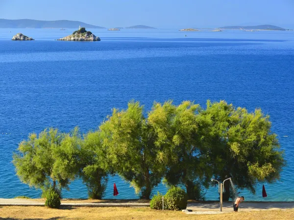 Mooi uitzicht op zee vanaf Roan camping Amadria Park Trogir.