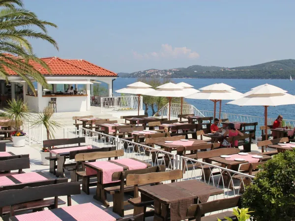 Terras met uitzicht op zee bij Roan camping Amadria Park Trogir.