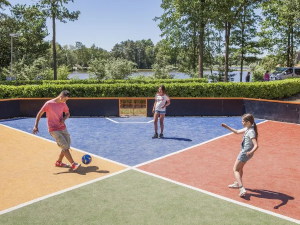 Voetballen op het sportveld bij Roan camping De Schatberg.